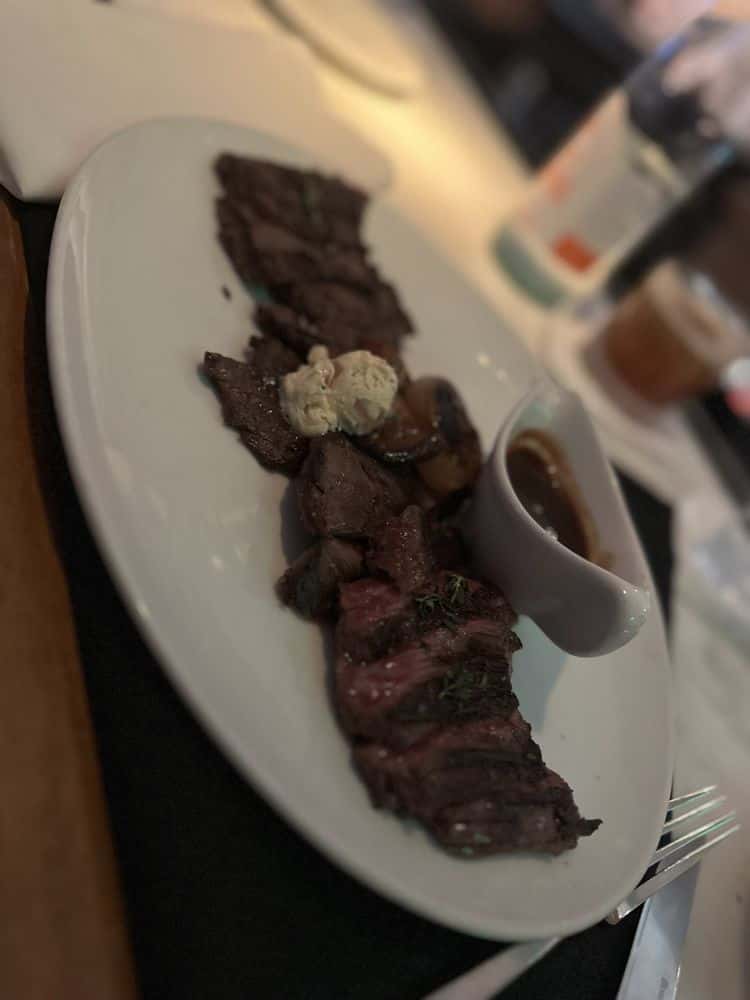 Sélanne Steak Tavern happy hour