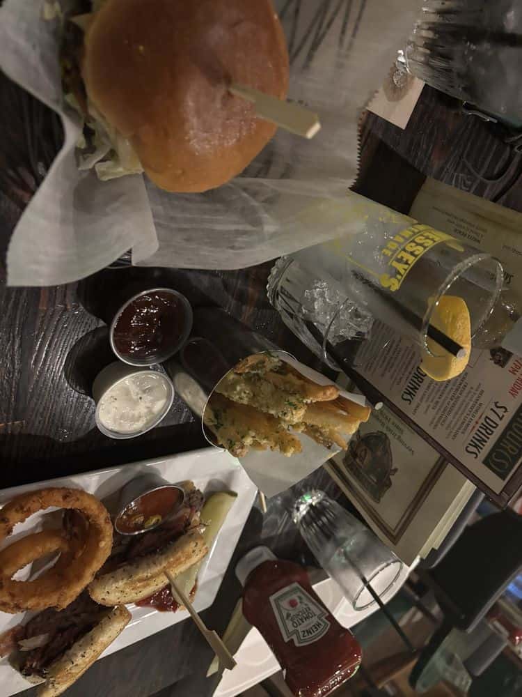 Hennessey's Tavern Laguna Beach happy hour